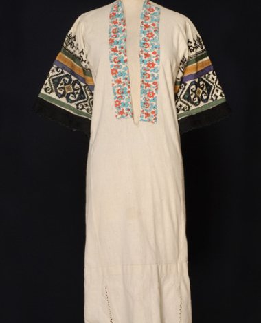 Chemise made of white cotton cloth with white embroideries at the border and the sleeves with geometrical motifs
