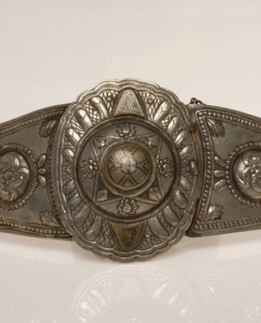 Asimozounaro, silver forged buckle with an embossed decoration. It is engraved and filled with black savati (enamel)