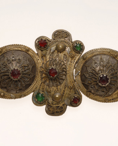Wiry buckle with multi-leafed rosettes and coloured glass stones 