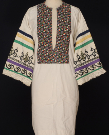 Chemise made of white cotton cloth with applique sleeves made of woven fabric of the loom, embroidered with dark coloured geometrical motifs