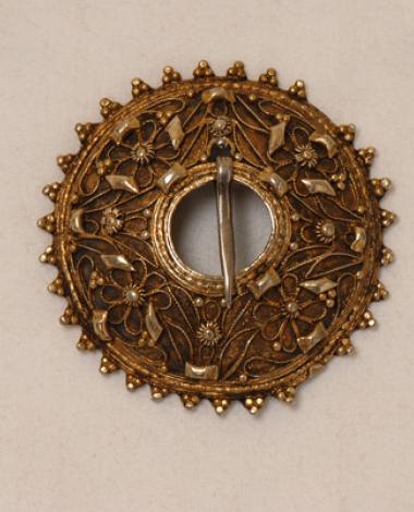 Poukla, round buckle with wiry vegetal decoration 