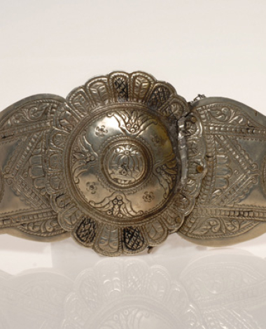 Asimozounaro, silver forged buckle with embossed decoration