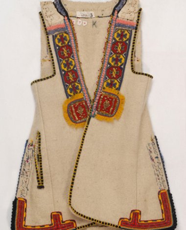 Sagias, sleeveless, white overcoat made of saddle blanket