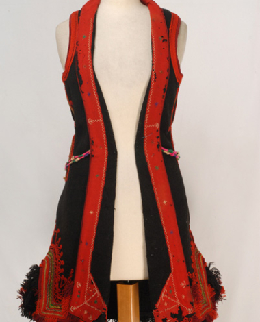 Sesatsika, black sleeveless overcoat with fringes, festive accessory of the women's costume from Antartiko