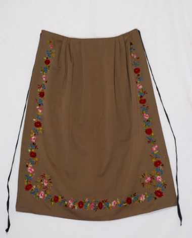 Single-panel cotton apron with embroidery at the frame