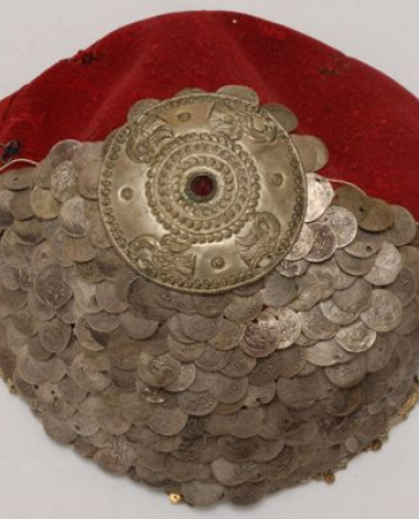 Paradomeno tarbush. Applique decoration with coins and a silver tassel with a red stone in the centre