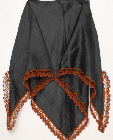 Τσίπα, τριγωνικό μεταξωτό μαντίλι σε μαύρο χρώμα, διακοσμημένο στα δύο σκέλη του με μεταξωτή δαντέλα