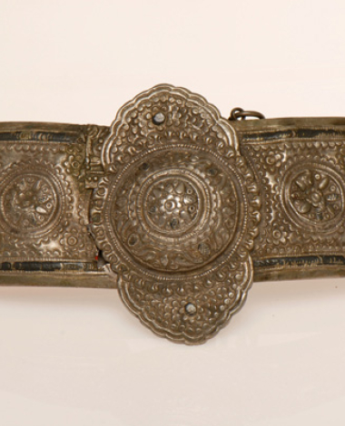 Asimozounaro, silver forged buckle with an embossed decoration. It is also engraved and filled with black savati (enamel)
