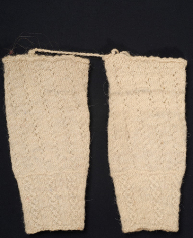 Ζεύγος πλεκτά μάλλινα υπόλευκα μανίκια, εξάρτημα της γυναικείας φορεσιάς του Ανταρτικού 