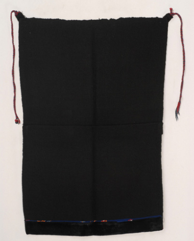Υφαντή ποδιά από μαύρο μάλλινο δίμιτο ύφασμα, εξάρτημα της γυναικείας φορεσιάς των Ψαράδων (Πρέσπες)