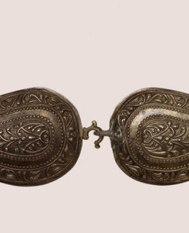 Silver zouna, hammered leaf-shaped buckle with embossed decoration