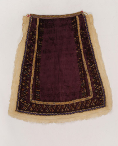 Βελούδινη ποδιά διακοσμημένη με επίρραπτες τρέσες και κεντημένη με πολύχρωμα μετάξια 