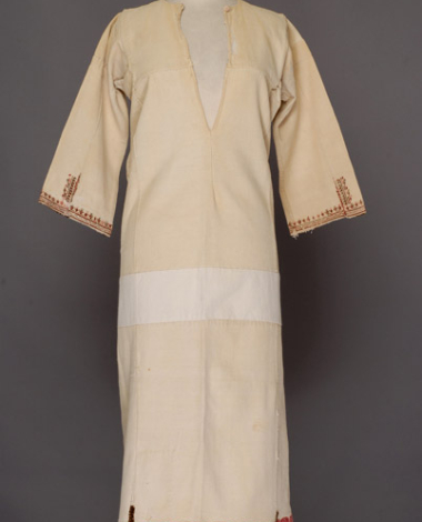 Koumiss' poustolia, women's chemise worn by unmarried women