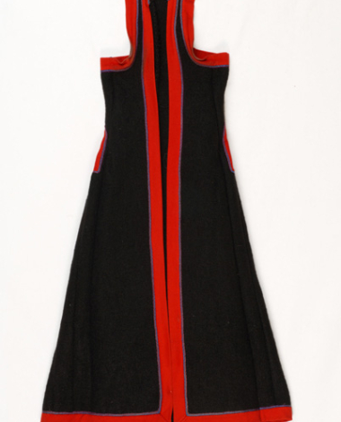 Flokata, tight sleeveless overcoat made of black sayiaki (fullen wool fabric). Decoration at the selvages with red felt band