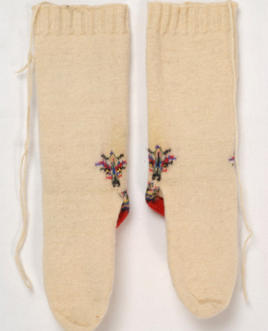 Stockings with mytoftera and ploumia (finery) at the heel and the ankle