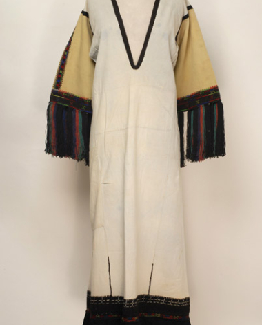 Cotton woven chemise, embroidered with black and coloured outradhes