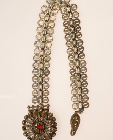 Moni kefalokobtsa, chained head ornament with a wiry rosette, with a red stone 