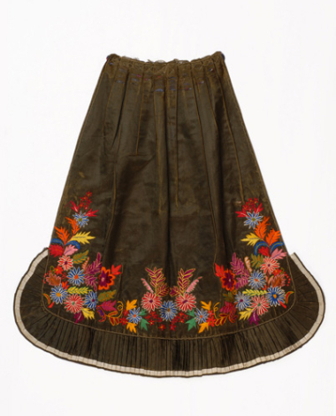 Apron made of khaki sastin embroidered with multicoloured silk threads and soie floche (slightly twisted silk thread)