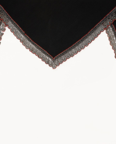 Τσίπα, τριγωνικό μαντίλι από μαύρο κρεπ ντε σιν, διακοσμημένο στα δύο σκέλη του με μεταξωτή δαντέλα 