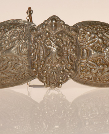 Gold-plated kolania, hammered buckles with impressive embossed decoration