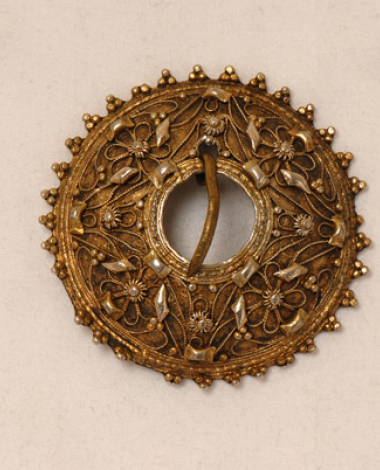 Poukla, round buckle with wiry vegetal decoration