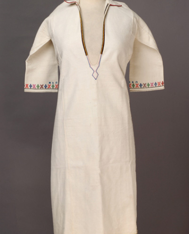Λευκό βαμβακερό υφαντό πουκάμισο, κεντημένο με μάλλινες χρωματιστές κλωστές