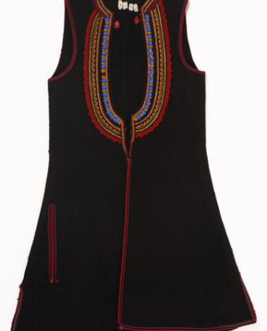 Wollen sigouna, sleeveless overcoat made of saddle blanket and decorated with cordons and buttons