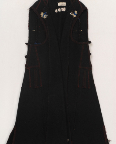 Woollen sigouna, sleeveless overcoat made of saddle blanket decorated with black woollen strimmata and two-coloured tassels