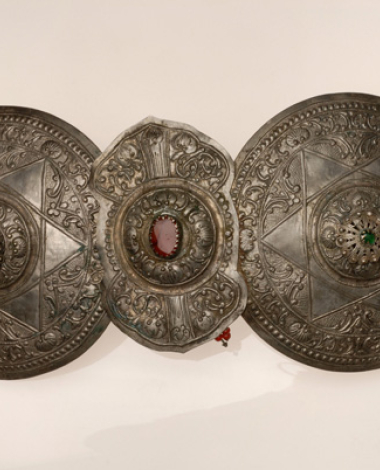 Assimozounaro, hammered silver buckles with embossed and filigree decoration, adorned with variegated glass stones and agate