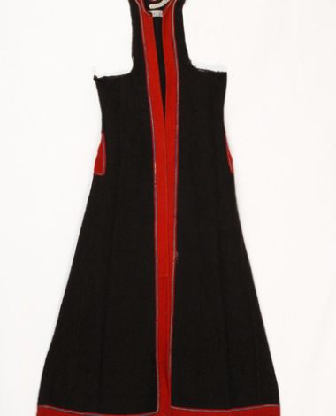 Flokata, tight sleeveless overcoat meade of black sayiaki (fullen wool fabric). Decoration at the selvages with red felt band