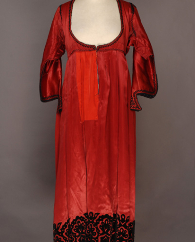 Very long silk foustani (dress), with skin-tight bodice and pleated short-waisted skirt