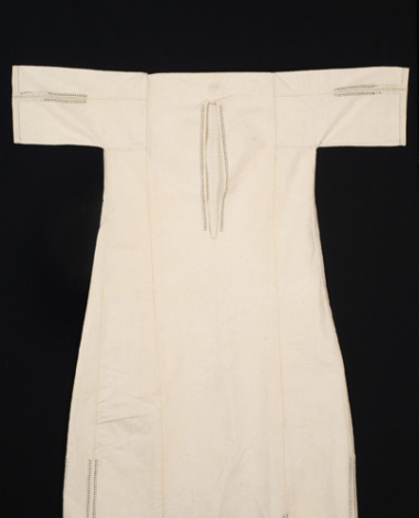 Λευκό βαμβακερό υφαντό πουκάμισο με άκοπο λαιμό, στολισμένο με μαύρες χάντρες 