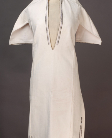 White, handwoven cotton chemise with straight collar decorated with blue and black beads