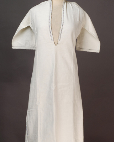 White cotton woven chemise with upright collar, ornamented with blue, black and white beads