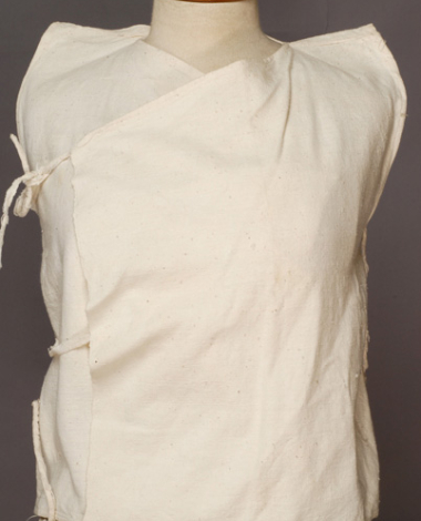 Ζιπούνι, αμάνικο σταυρωτό ζακέτο από άσπρο βαμβακερό υφαντό 