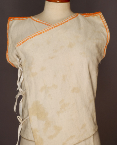 Zipouni, sleeveless double-breasted jacket made of white cotton fabric