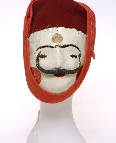 Πρόσωπος, κεφαλοκάλυμμα με προσωπείο από γύψο και κερί που φορούν οι Γιανίτσαροι κατά το αποκριάτικο δρώμενο "Γιανίτσαροι και Μπούλες" της Νάουσας