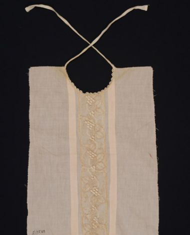 Trachilia (plastron), pectoral piece of fabric with applique decoration. At the neckline, trimming with small needle lacework