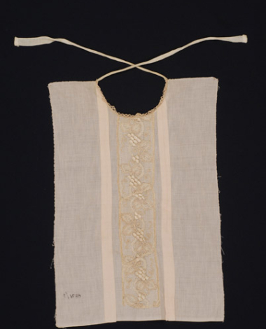 Trachilis (plastron), pectoral piece of fabric with applique decoration. At the neckline, trimming with small needle lacework