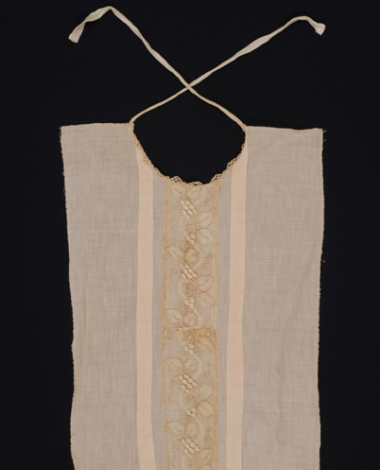Trachilia (plastron), pectoral piece of fabric with applique decoration. At the neckline, trimming with small needle lacework