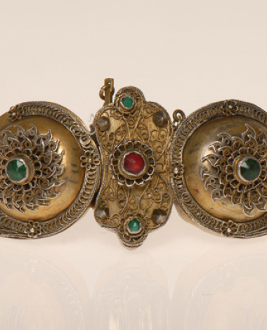 Gilt buckle with multi-panelled filigree rosettes and variegated glass stones 