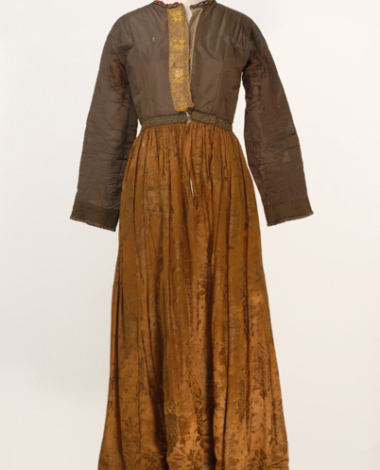 Sleeved dress made of taffeta and brocaded fabric