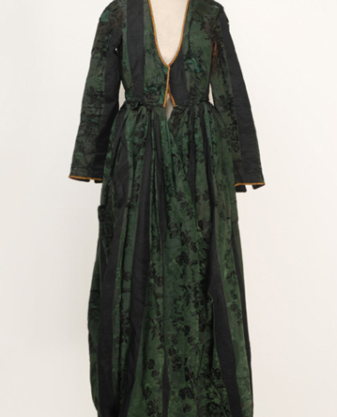 Sleeved dress made of silk brocaded fabric