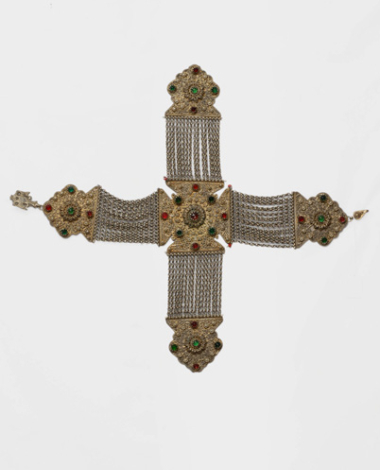 Επιχρυσωμένο σταυρωτό κιουστέκι του στήθους, με συρματερό διάκοσμο και χρωματιστές πέτρες 