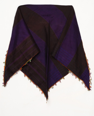 Τσίπα, τριγωνικό μεταξωτό μαντίλι σε μωβ και βυσσινί χρώμα με αχνές σκουρόχρωμες ρίγες 
