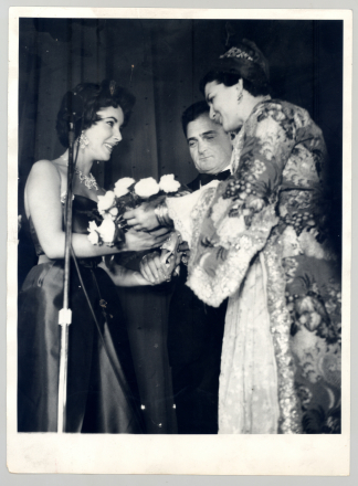 Η Ιωάννα Παπαντωνίου με ενδυμασία Σίφνου προσφέρει άνθη στην Ελίζαμπεθ Τέιλορ. Φωτ. Αρχείο 21767