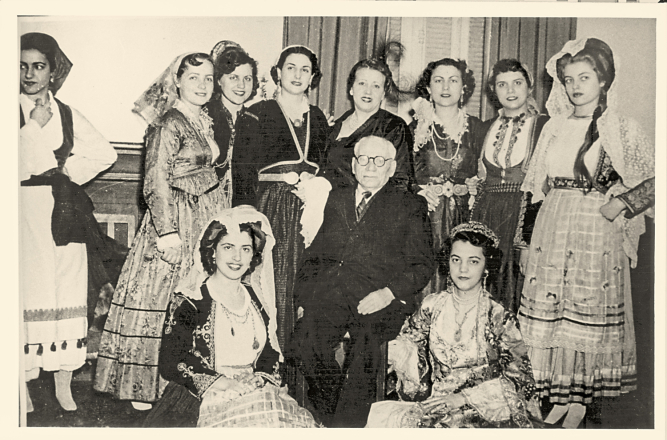 Ο Χαράλαμπος Σακελλαρίου με τις μαθήτριές του στο ΛτΕ το 1950.  Φωτ. Αρχείο 12344