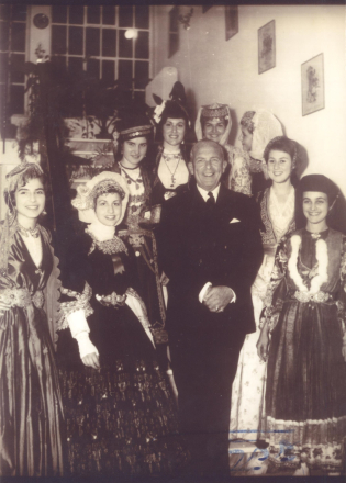 Μέλη της Χορευτικής Ομάδας του ΛτΕ πλαισιώνουν τον Βασιλιά Παύλο. Δεκαετία 1950