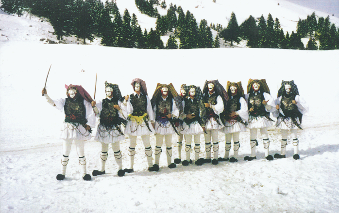 Η ανδρική Χορευτική Ομάδα, τον Δεκέμβριο του 1997 στους πρόποδες του Χελμού στην τελετή παράδοσης της Ολυμπιακής Φλόγας (Χειμερινοί Ολυμπιακοί Αγώνες Nagano Ιαπωνίας)