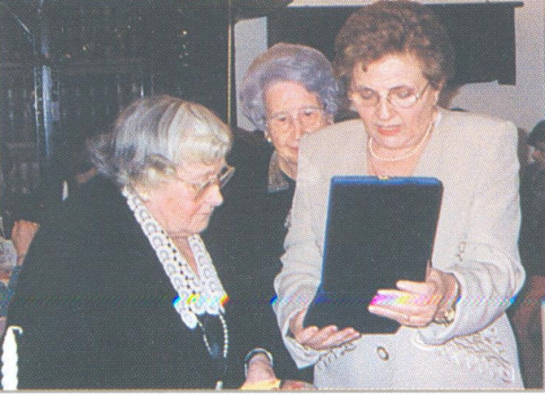 Η Πρόεδρος του ΛτΕ Τότα Βαληνάκη απονέμει τιμητική πλακέτα στη μεγάλη ευεργέτιδα Μαρία Χειμαριού τον Ιανουάριο του 2000